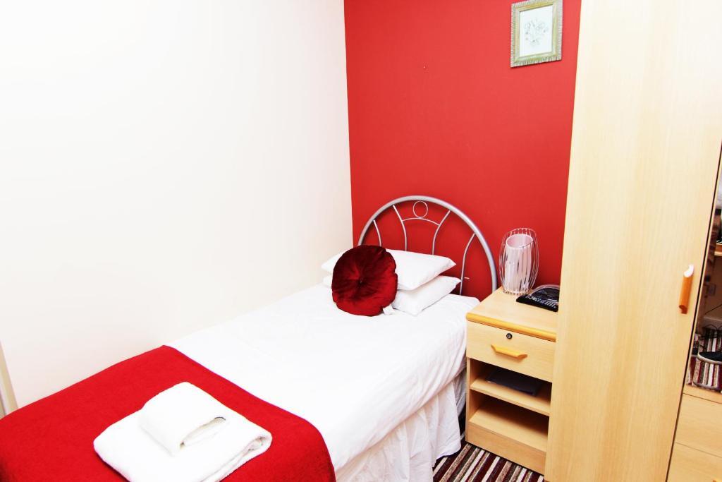 Rosemount Palace Aberdeen Room photo